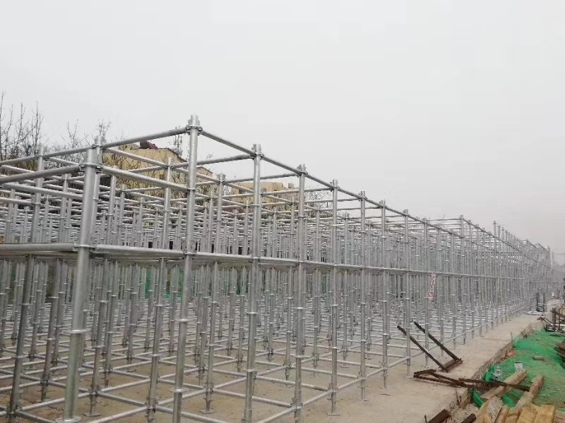 搭建腳手架橫向掃地桿與縱向掃地桿時，怎么設置好？ (圖1)